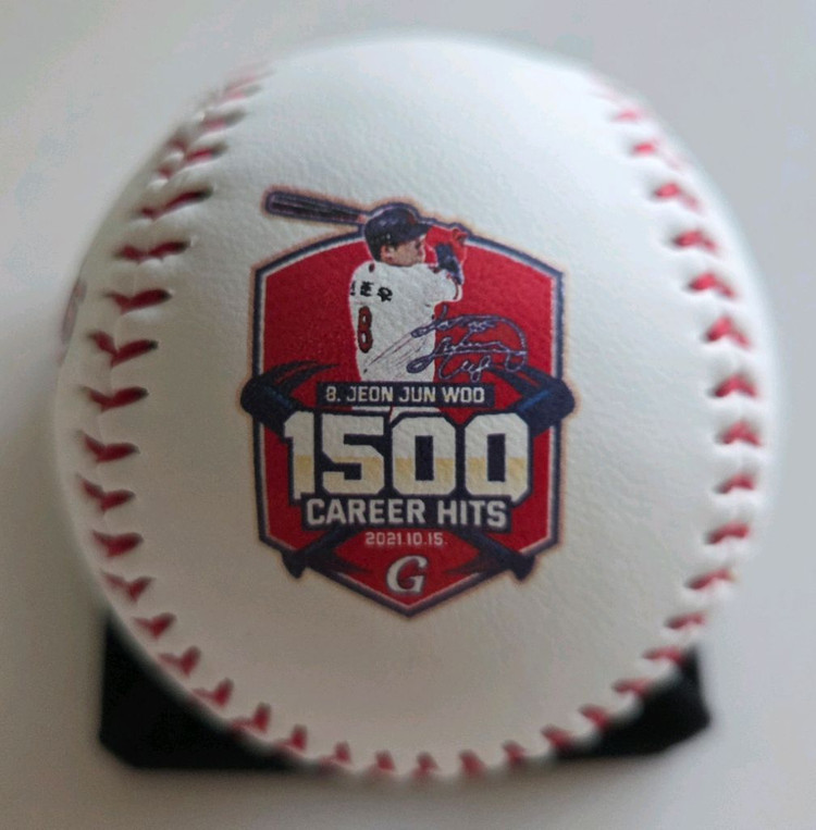 전준우 1000, 1500안타 기념구--2