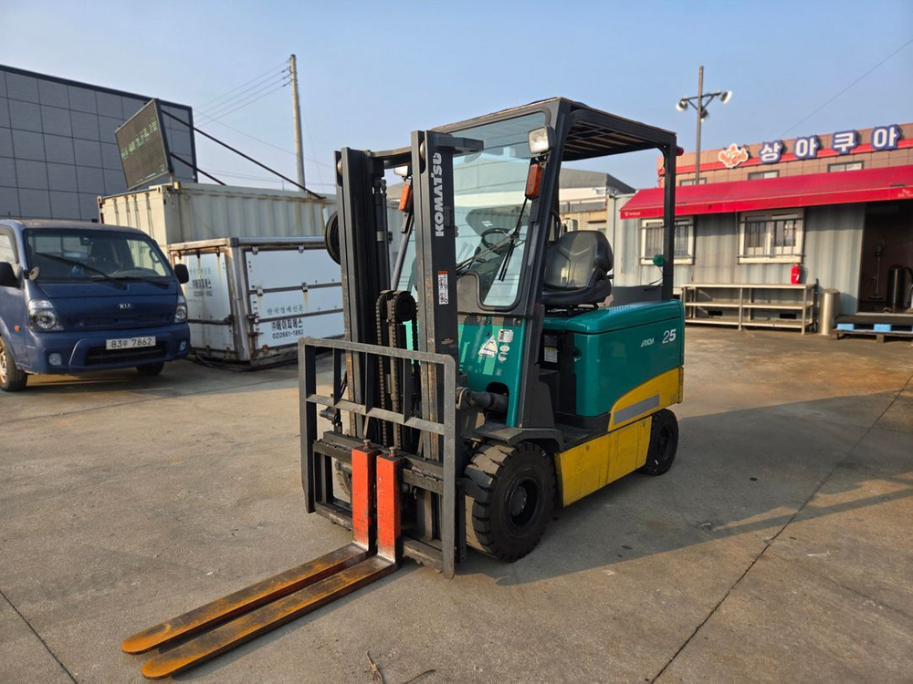 [중고지게차 특가판매] 코마츠 2.5톤 전동지게차 사이드쉬프트--4