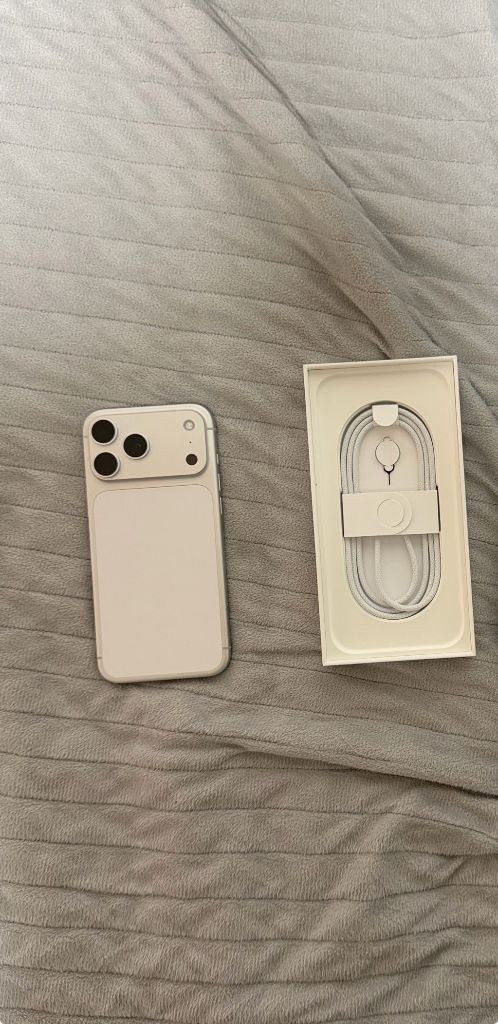 아이폰17프로맥스 실버 256 자급제 풀박 팝니다!!--1