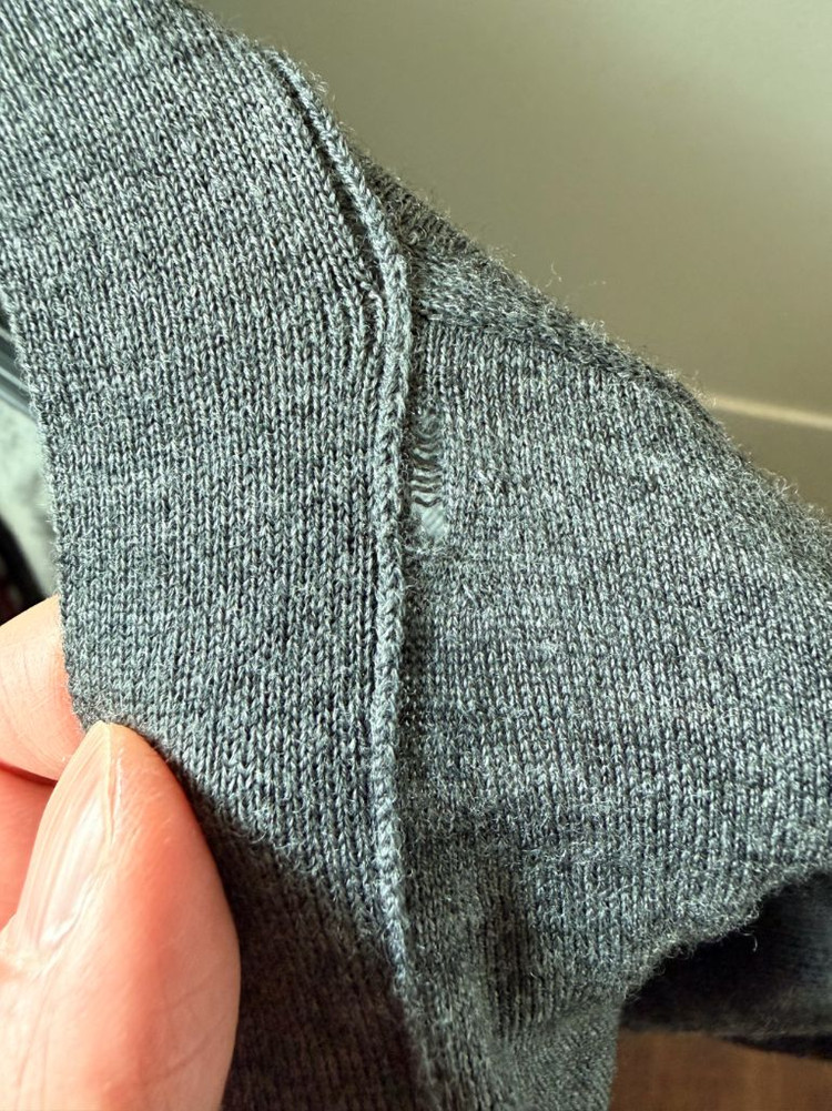 톰브라운 버진울 가디건 (그레이) 3사이즈 30만원 / 택포--5