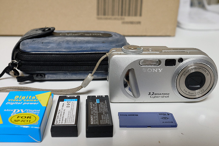 (빈티지 레트로 디카) 소니 사이버샷 DSC-P8 실버 팝니다 -신품호환베터리 포함--1