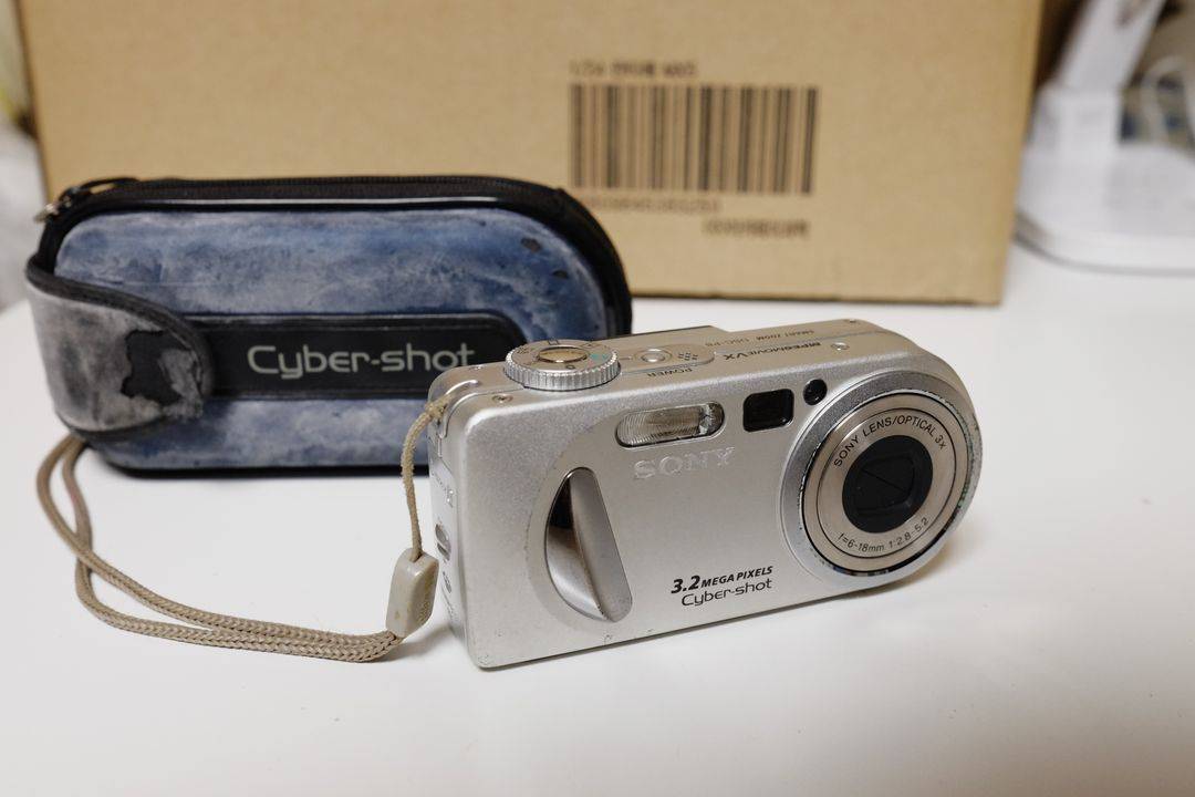(빈티지 레트로 디카) 소니 사이버샷 DSC-P8 실버 팝니다 -신품호환베터리 포함--2