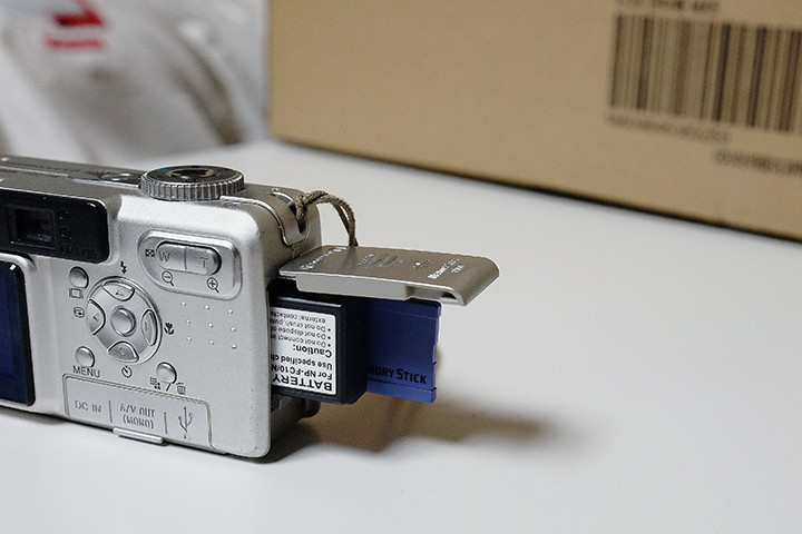 (빈티지 레트로 디카) 소니 사이버샷 DSC-P8 실버 팝니다 -신품호환베터리 포함--7