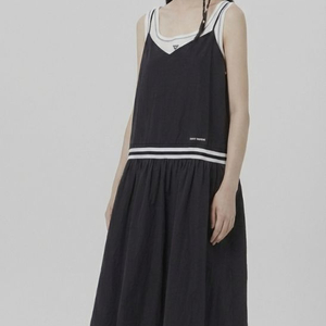 럭키마르쉐(Lucky Marche)의 스포티하고 세련된 배색 롱 원피스