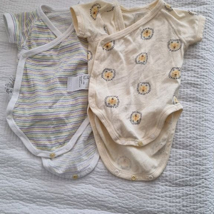 유니클로 바디슈트 2장(60)+카터스,모이몰른우주복2개