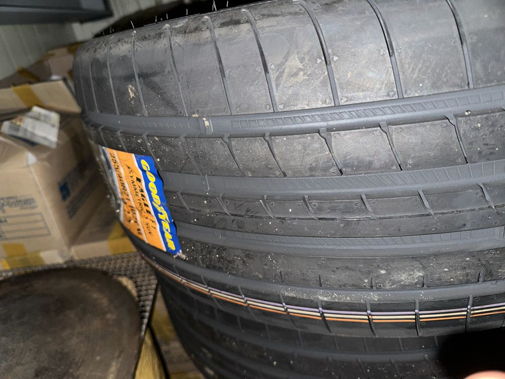 굿이어 이글 F1 255 40 21 타이어 4짝 팝니다--1