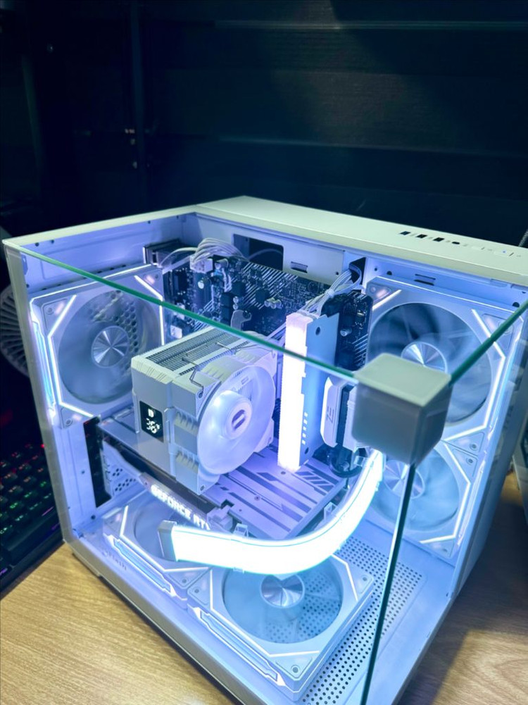 RTX 5060 새 그래픽카드 장착! 화이트 감성 게이밍 PC 완성형--1