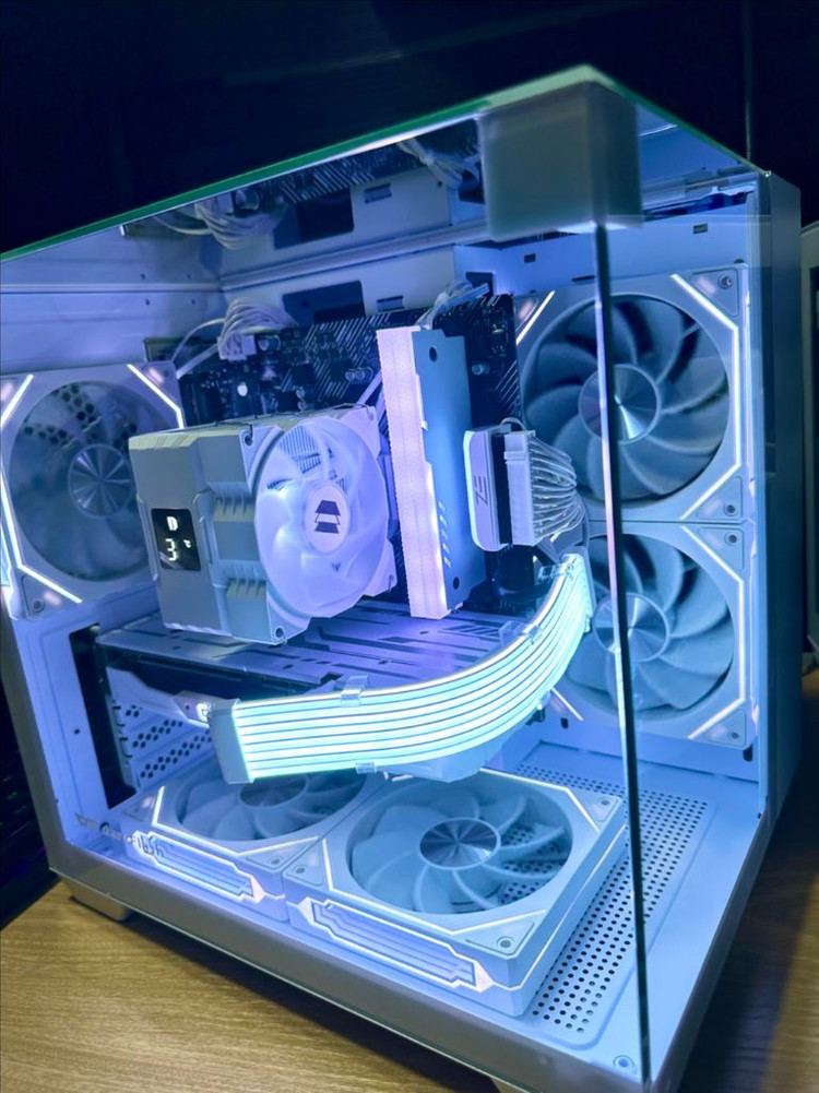 RTX 5060 새 그래픽카드 장착! 화이트 감성 게이밍 PC 완성형--3