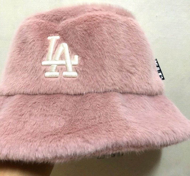 MLB 핑크 퍼 버킷햇입니다- LA 다저스 로고가 포인트입니다- 사이즈는 57cm입니다- 스타일 번호는 32CPH0 이미지