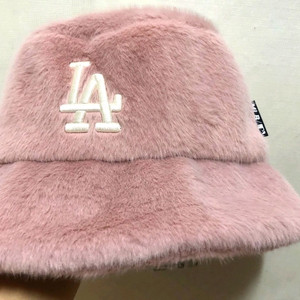MLB 핑크 퍼 버킷햇입니다- LA 다저스 로고가 포인트입니다- 사이즈는 57cm입니다- 스타일 번호는 32CPH0 이미지