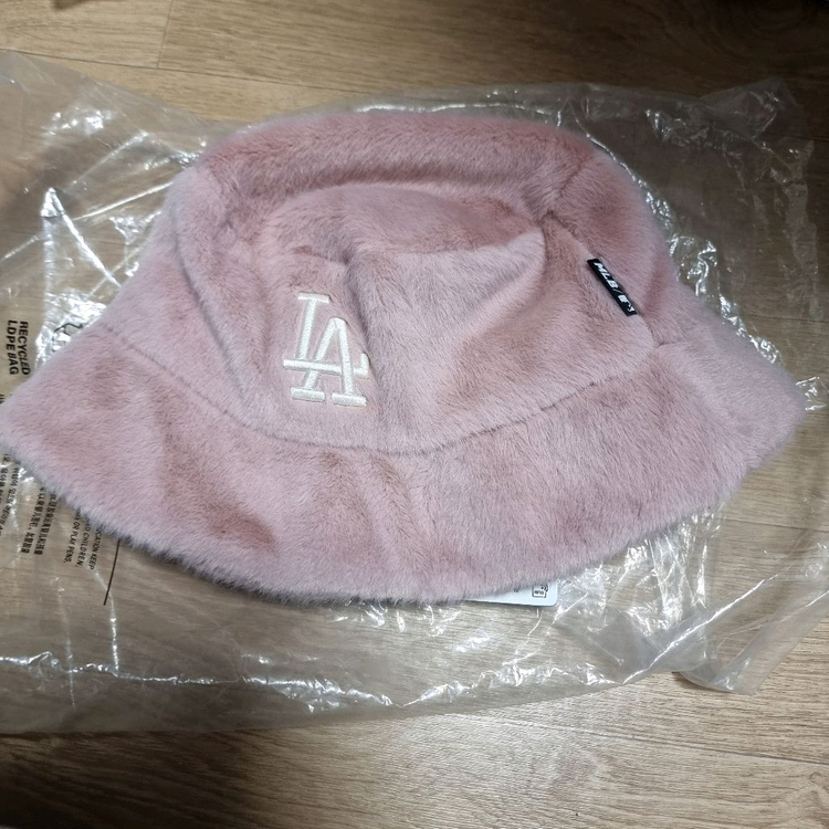 MLB 핑크 퍼 버킷햇입니다- LA 다저스 로고가 포인트입니다- 사이즈는 57cm입니다- 스타일 번호는 32CPH0 이미지