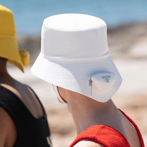 새상품 프라다 리나일론 버킷햇 XL 사이즈 화이트 컬러 이미지