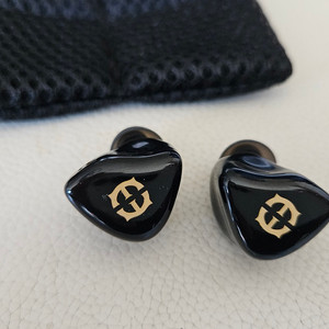 엠파이어 이어스 브라바도 입니다.