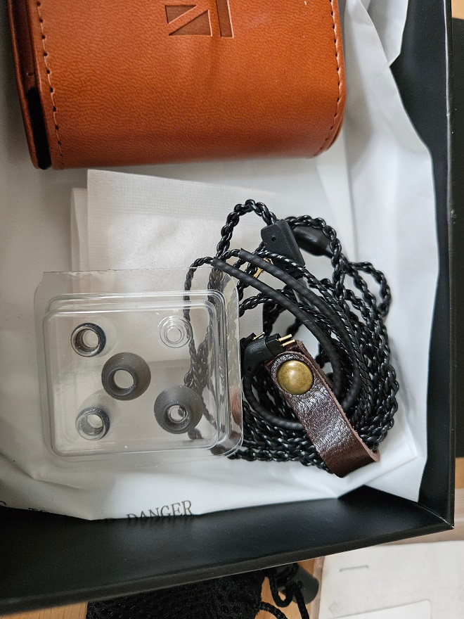 엠파이어 이어스 브라바도 입니다.--4