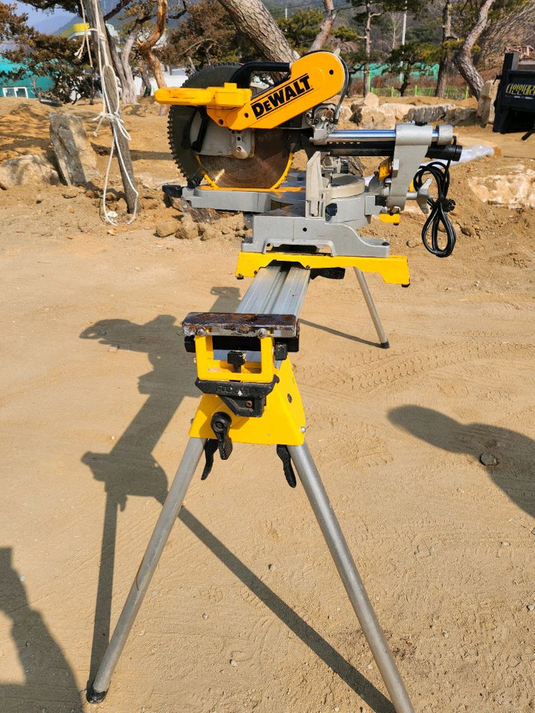 디월트 슬라이딩각도절단기 DWS780 작업대포함 판매 이미지