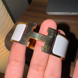 에르메스 클릭클락 클릭아슈 팔찌 화이트/골드 PM 이미지