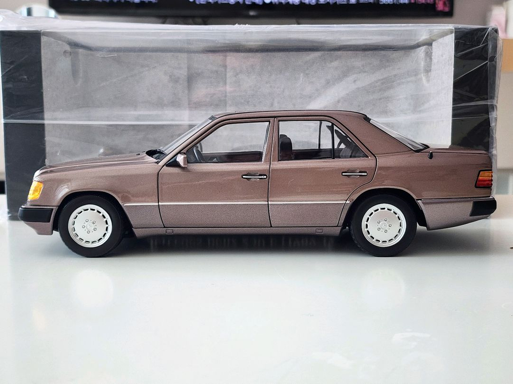1:18 노레브 벤츠 W124 230E 브라운 딜러버전 다이캐스트 이미지