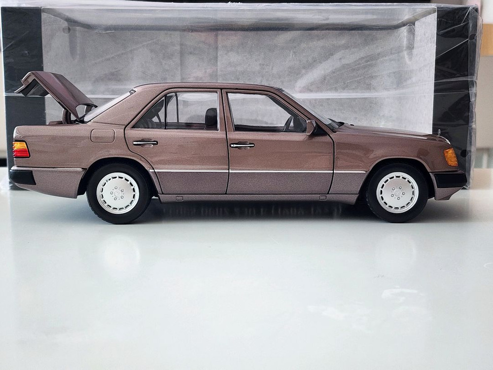 1:18 노레브 벤츠 W124 230E 브라운 딜러버전 다이캐스트 이미지