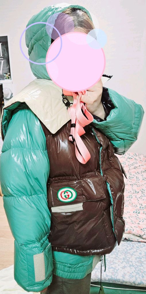 구찌 아이유 다운패딩 이미지