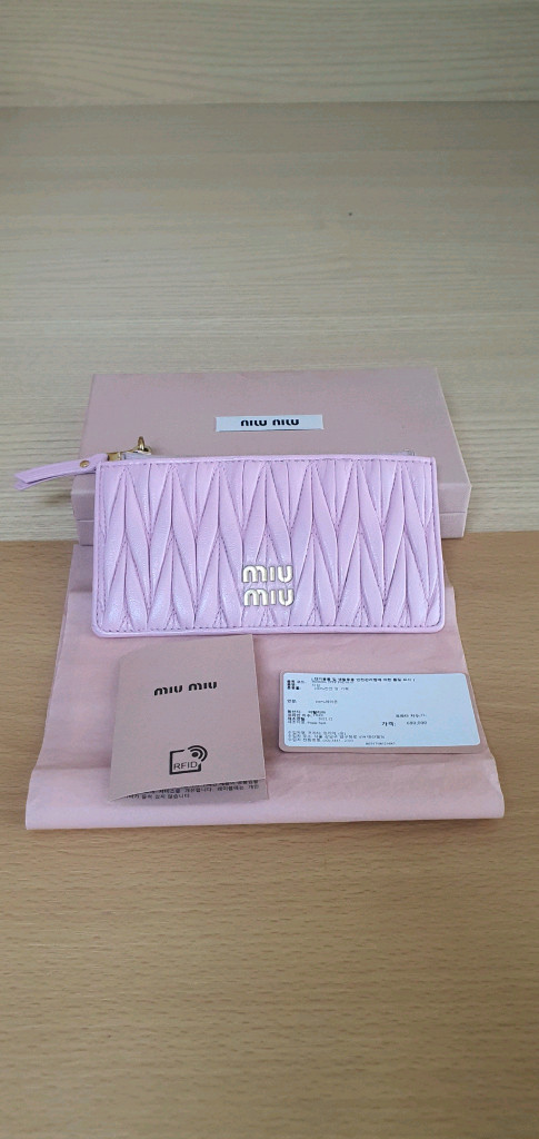 미우미우 마틀라세 카드지갑/지갑 정품A급(보증서O)구찌프라다루이비통디올고야드샤넬셀린느보테가생로랑발렌시아가버버리가방--0