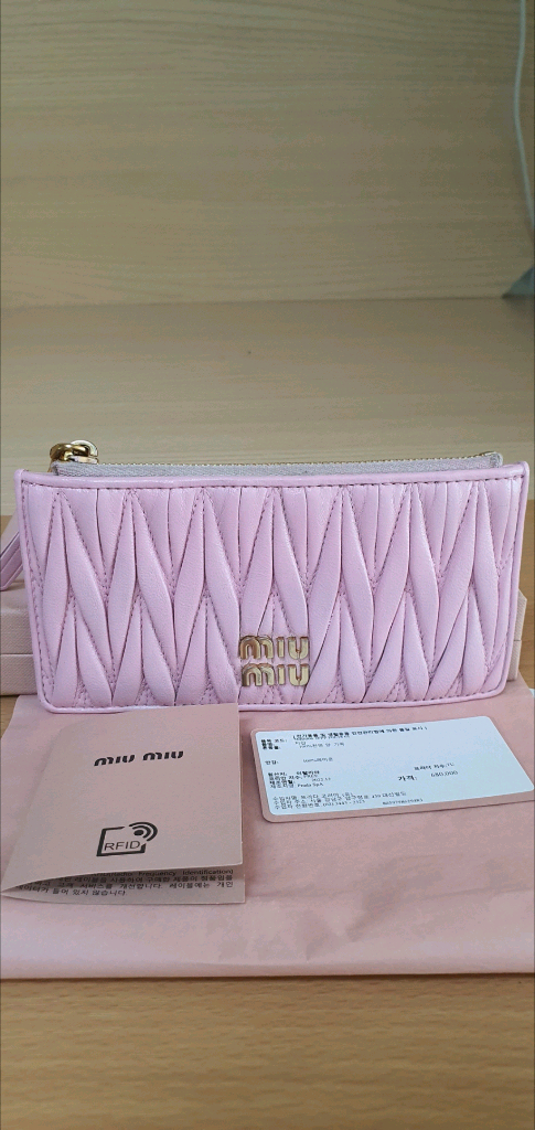 미우미우 마틀라세 카드지갑/지갑 정품A급(보증서O)구찌프라다루이비통디올고야드샤넬셀린느보테가생로랑발렌시아가버버리가방--1