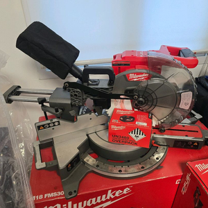 밀워키 슬라이딩 각도절단기 세트 이미지