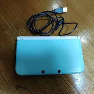 미품 3DS LL + 충전선 + 휴대파우치