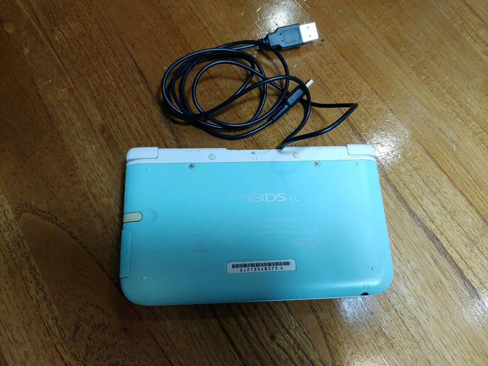 미품 3DS LL + 충전선 + 휴대파우치--1