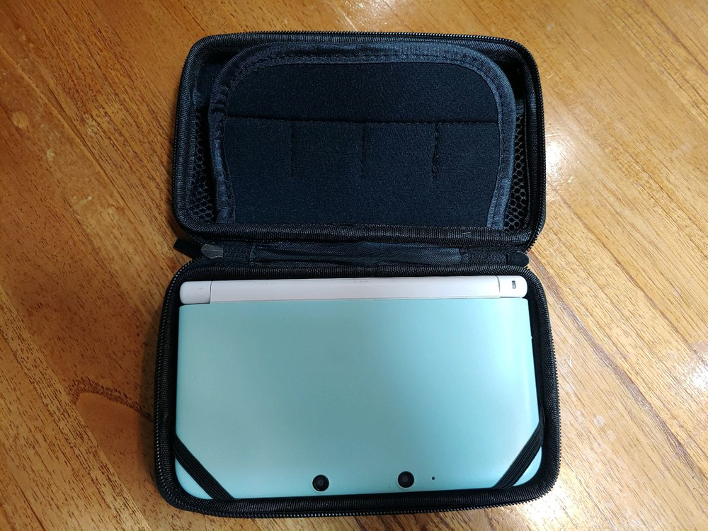 미품 3DS LL + 충전선 + 휴대파우치--3