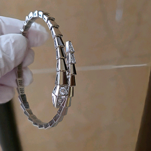 18케이 화이트 골드 팔찌