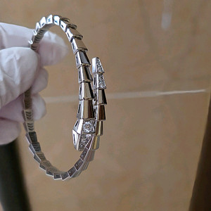 18케이 화이트 골드 팔찌