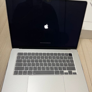 맥북에어 15인치 실버 M3 8GB 256GB SSD 기본형 팝니다.
