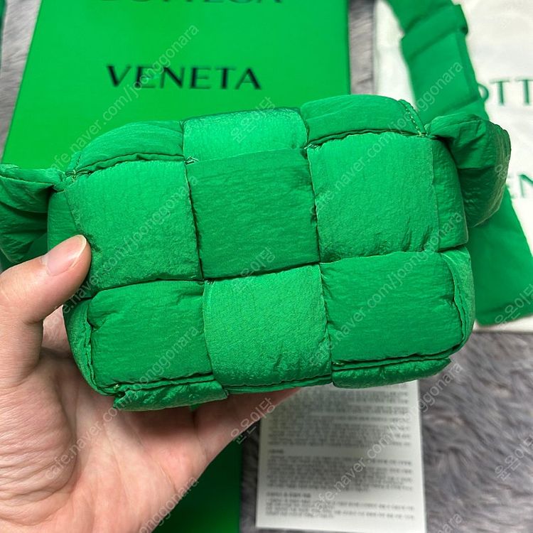 [풀구성] 보테가베네타 패딩 미니 카세트백 그린--1