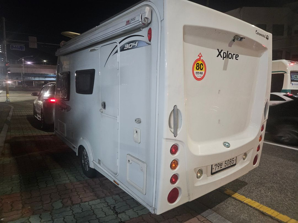 300급 카라반 익스플로어 카라반 차고지증명 X 견인면허 X 4인 여행 이미지