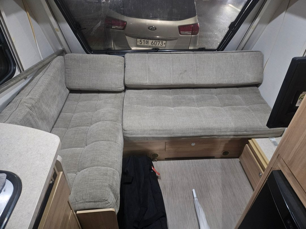 300급 카라반 익스플로어 카라반 차고지증명 X 견인면허 X 4인 여행 이미지