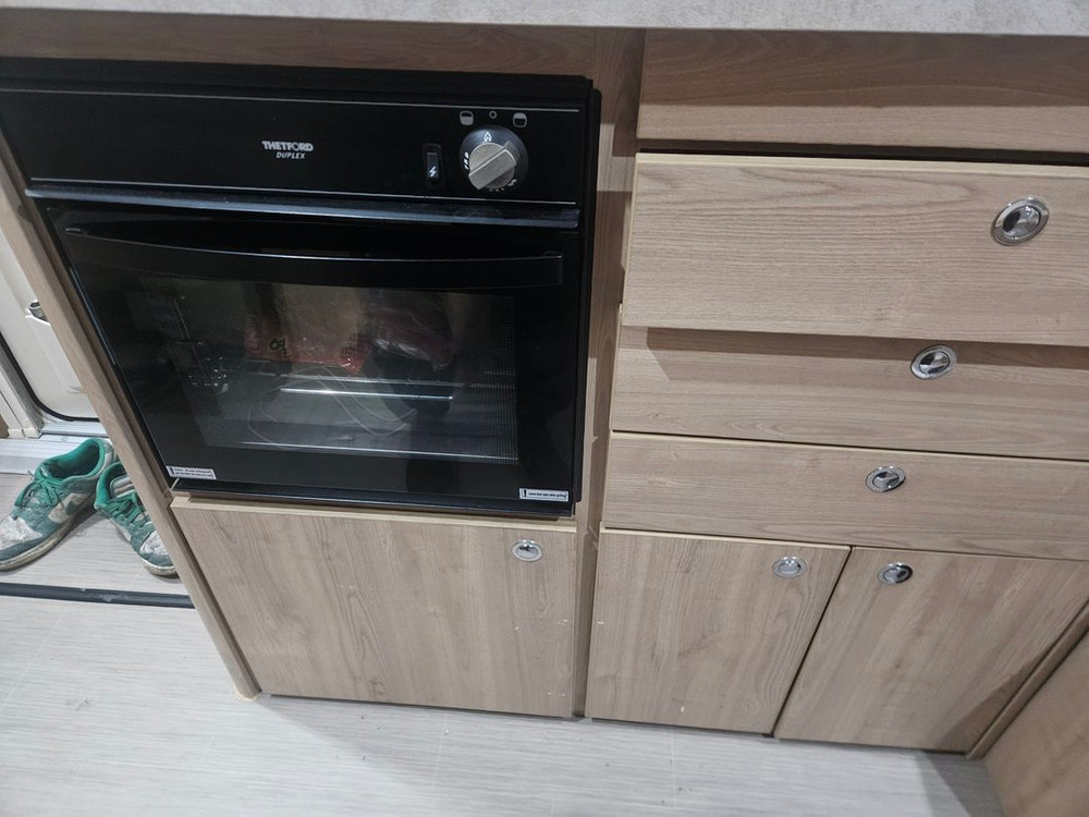 300급 카라반 익스플로어 카라반 차고지증명 X 견인면허 X 4인 여행 이미지