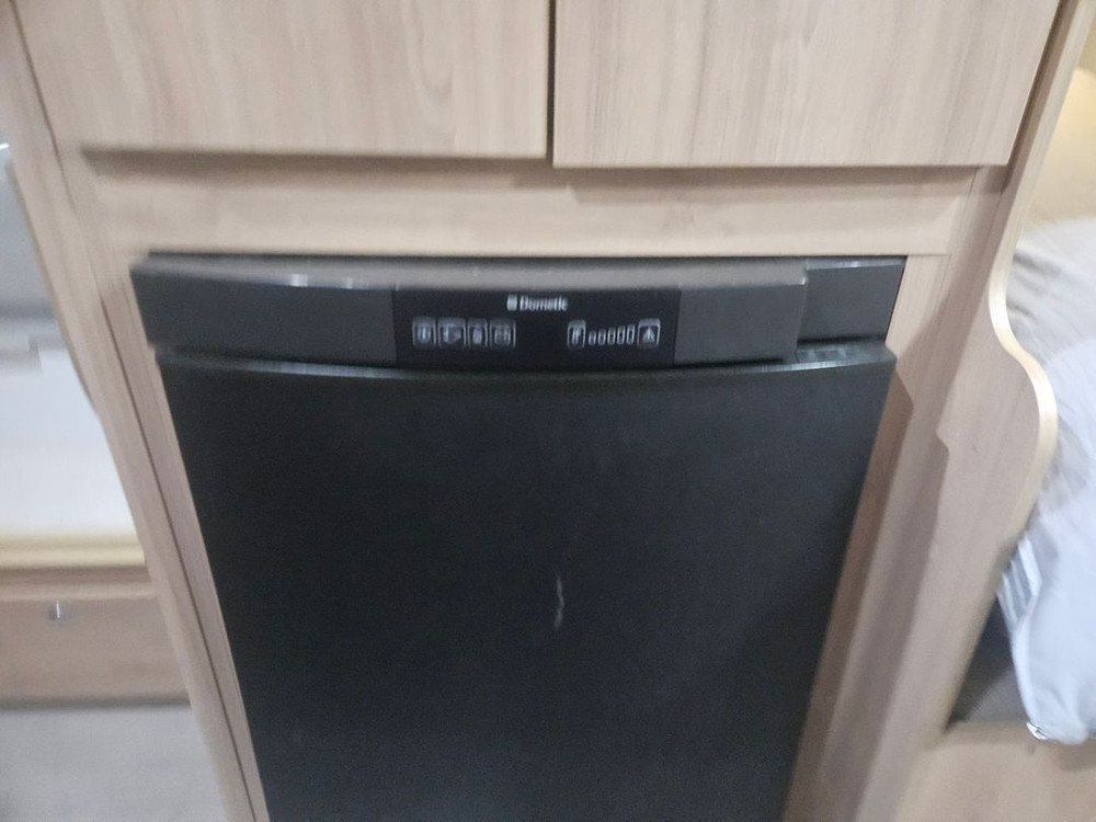 300급 카라반 익스플로어 카라반 차고지증명 X 견인면허 X 4인 여행 이미지