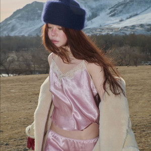 빠른배송) 프레클 레이스 세틴 케미솔 인 핑크 슬립탑 시눈 오버듀플레어 누아누 타낫