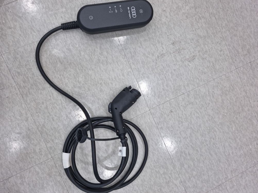 아우디 정품 전기차 충전 케이블 이미지