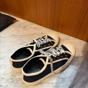 디올 스니커즈 225