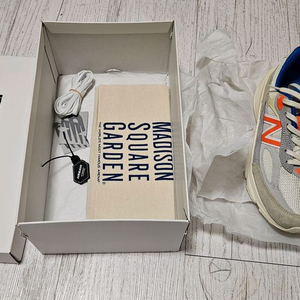 뉴발란스x키스x메디슨스퀘어가든 990v6 265사이즈