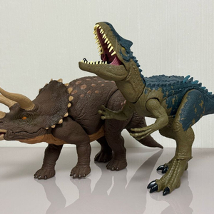 쥬라기월드 알로사우르스 & 트리케라톱스 일괄(상태 S급)