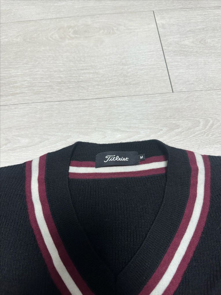 네이비색 타이틀리스트 남성 브이넥 니트--1