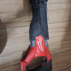 밀워키 컷소 팝니다.