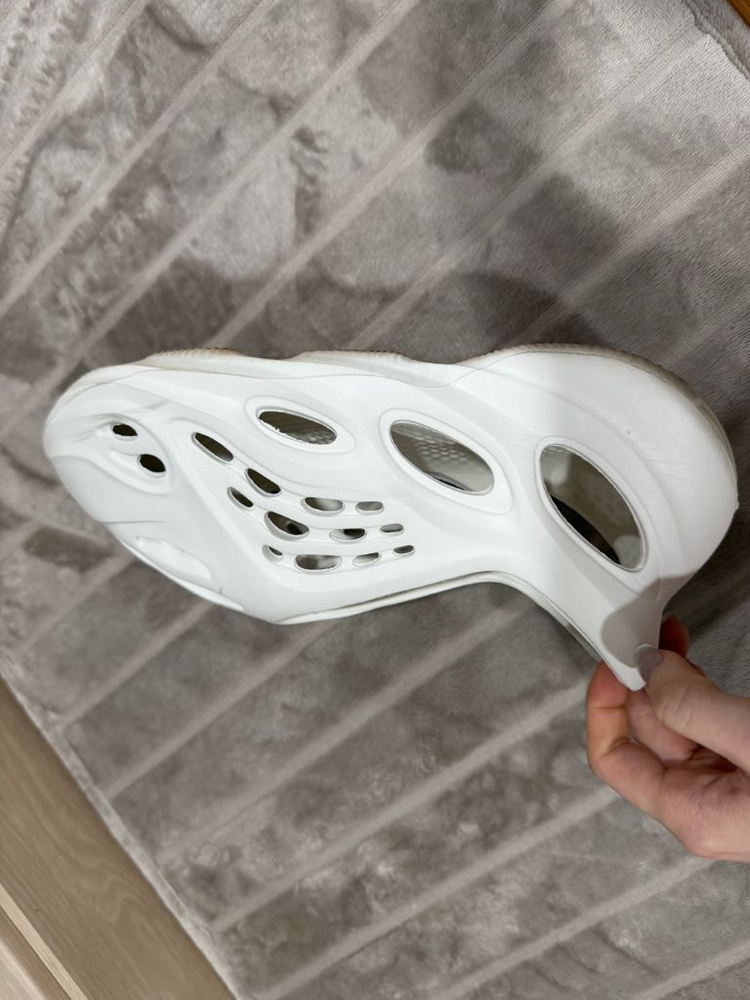 아디다스 이지폼 러너 샌드 화이트 이미지