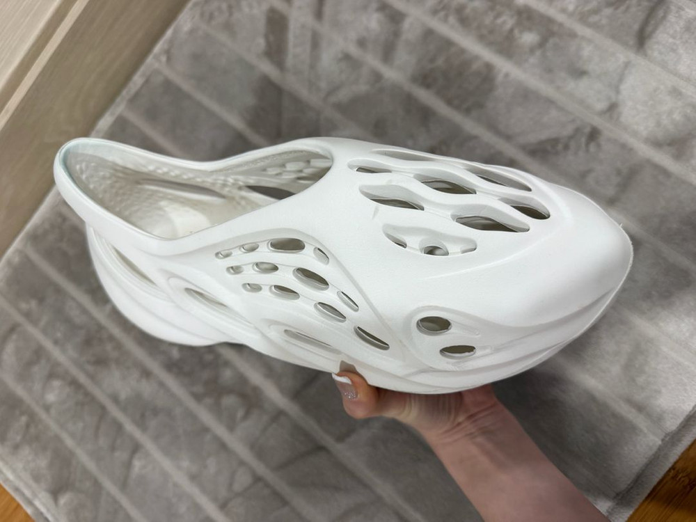 아디다스 이지폼 러너 샌드 화이트 이미지