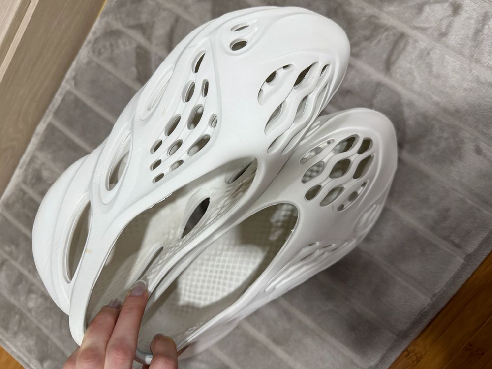 아디다스 이지폼 러너 샌드 화이트 이미지