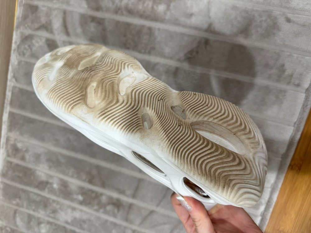 아디다스 이지폼 러너 샌드 화이트 이미지