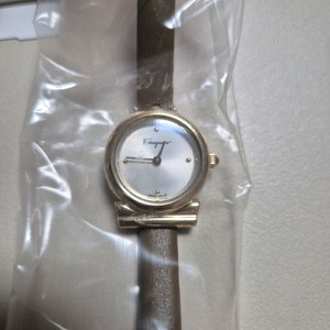 국내 공식 매장 구매 페라가모 여성용 간치니 슬림 브라운 가죽 스트랩 시계 새제품 팝니다.