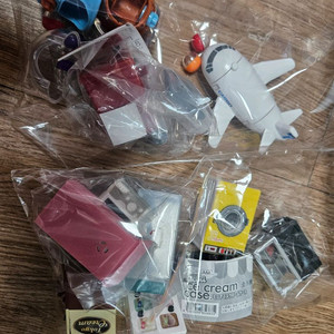 피규어 잡동사니 섞여있는 모음 이미지